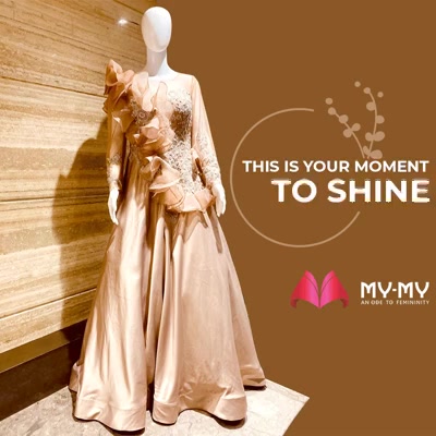 This is your moment to shine. Turn few heads by looking like an epitome of grace & charm with this stunningly incredible outfit! 

#WeddingCollection #MyMy #MyMyCollection #ExculsiveEnsembles #ExclusiveCollection #Ahmedabad #Gujarat #India