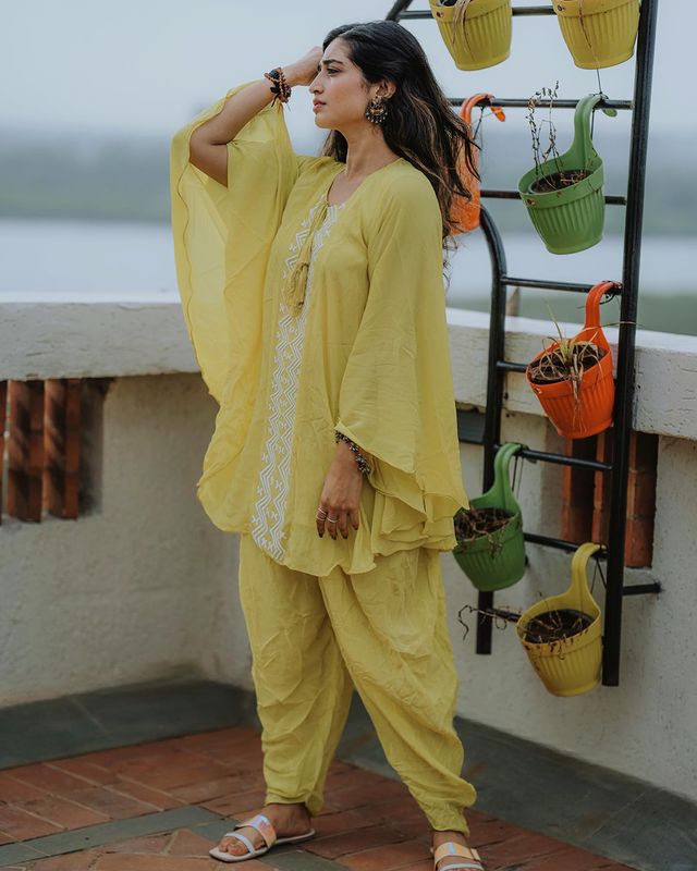 Yellow ji sanam hum aa gaye aaj phir good morning kehne🌻🌝✨☀️ #rjdipalistyle #rjdipali 

Wearing @mymyahmedabad 👘
📸 @aakashpatelphotography