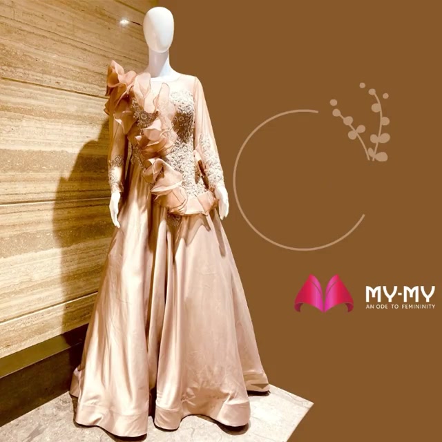 This is your moment to shine. Turn few heads by looking like an epitome of grace & charm with this stunningly incredible outfit! 
#WeddingCollection #MyMy #MyMyCollection #ExculsiveEnsembles #ExclusiveCollection #Ahmedabad #Gujarat #India